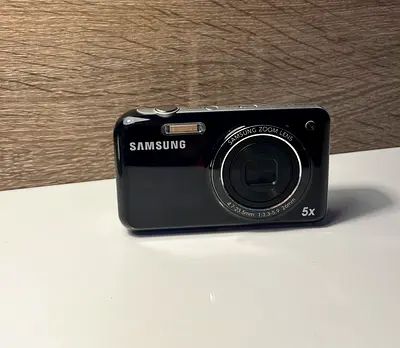 Samsung dual screens compact point-and-shoot camera - 5x zoom, good condition
