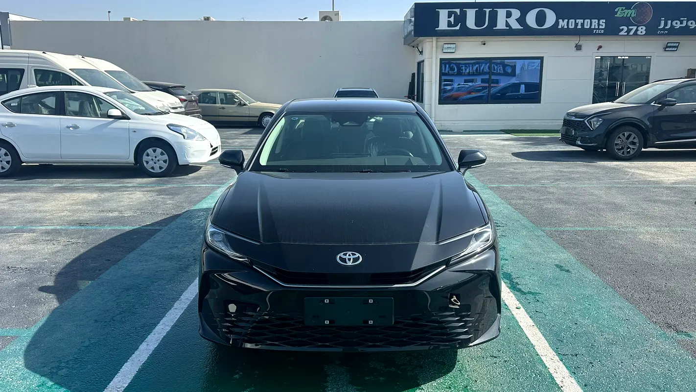 Toyota Camry 2024 — photo 1 of 16