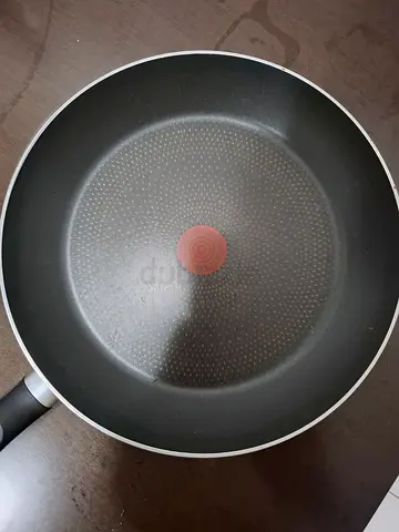 Non-stick frying pan / wok with heat indicator - used