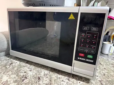 Black  Decker Countertop Microwave - Good Working Condition