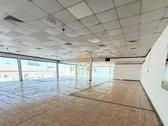 OFFICE I FLOOR / CEILING FIT-OUT I WITH PANTRY