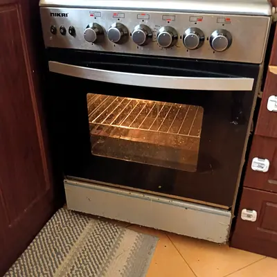 Nikai Freestanding Gas Oven with 4 Burners - Used