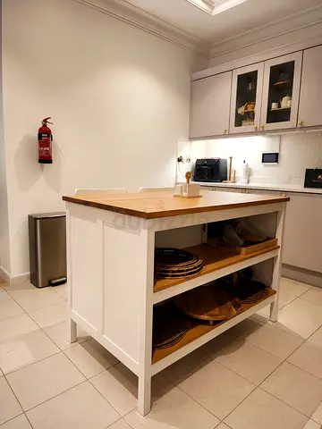 Kitchen Island with 2 Chairs – Excellent Condition