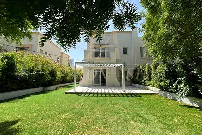 NEWLY RENOVATED | HUGE PLOT | VACANT NOW