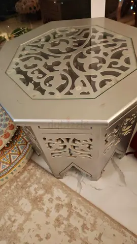 طاوله وسجادة ممر