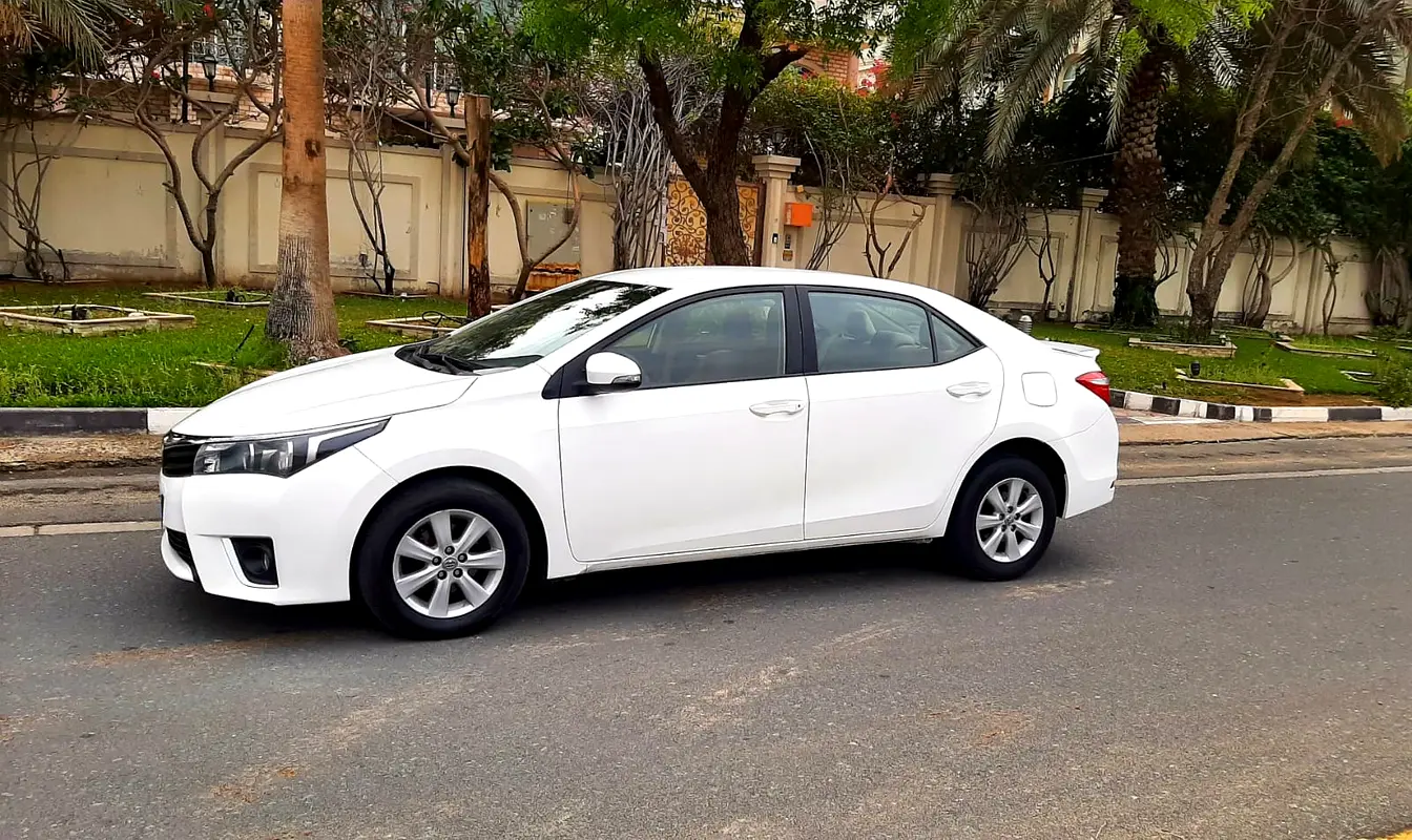 Toyota Corolla 2015 — photo 1 of 14