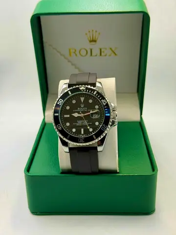Rolex Submariner style mens watch with rubber strap (in box)
