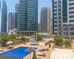 Cozy room for lady| Marina View| infront to tram   metro