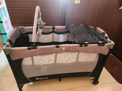 Portable Pack n Play baby Crib with Changing Station and Bassinet Insert