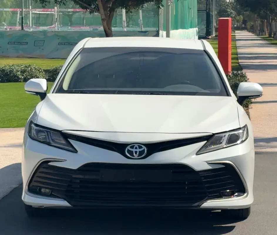 Toyota Camry 2021 — photo 1 of 8