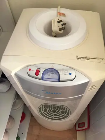 WATER DISPENSER WITH REFRIGERATOR