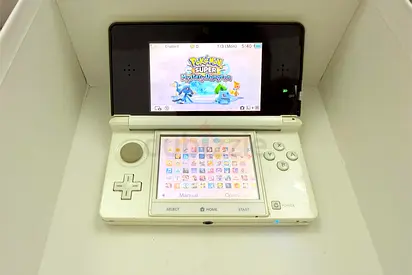Nintendo 3ds white 128gb with charger