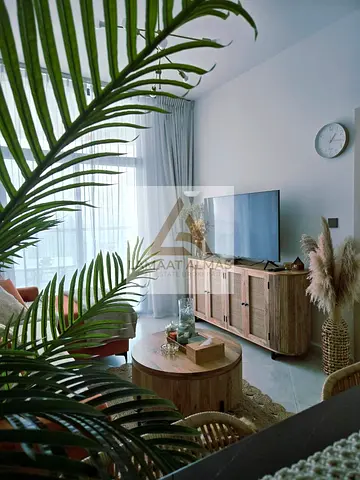 Bright & Furnished |Top Floor l Lit Location