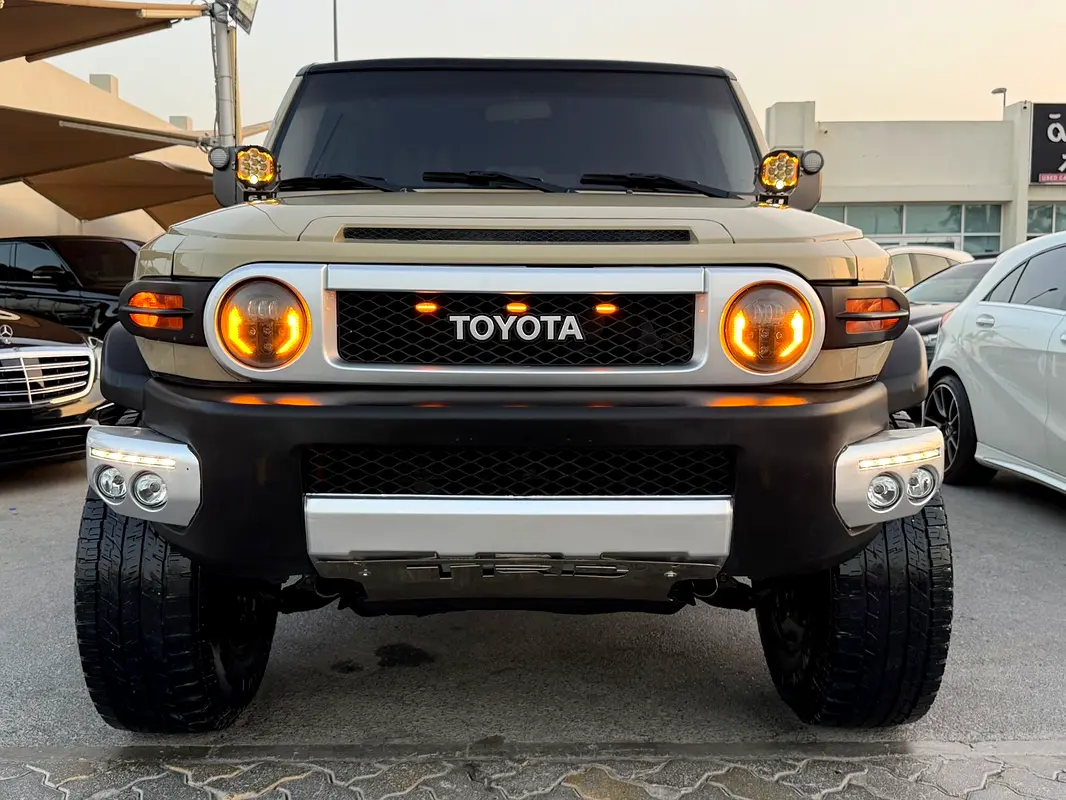 Toyota FJ Cruiser 2014 — photo 1 of 20