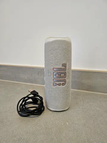 JBL Flip 6 Bluetooth Speaker – Like New with Charging Cable