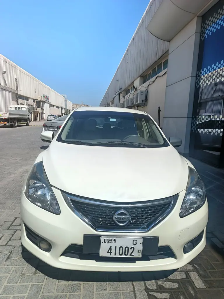 Nissan Tiida 2015 — photo 1 of 4