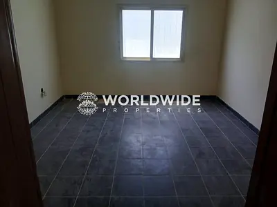 فرصة ذهبية في مخيم على الطريق الرئيسي || شقة في الطابق الأرضي على جانبين من الطريق الرئيسي، المساحة الإجمالية: 300 قدم مربع || الإيجار السنوي: 226,800