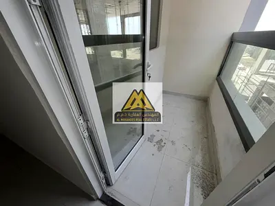 شقة غرفة وصالة للإيجار السنوي في الجرف 2 عجمان، داخل برج مميز على شارع الشيخ عمار مباشرة، تتميز بمساحات كبيرة جدًا وتصميم عملي مع بلكونة وغرفة غسيل