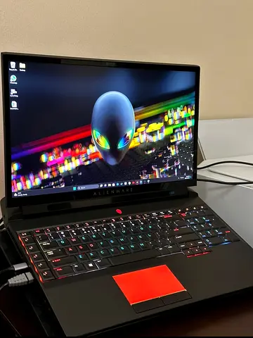 ALIENWARE Area 51M Dark Side of the Moon