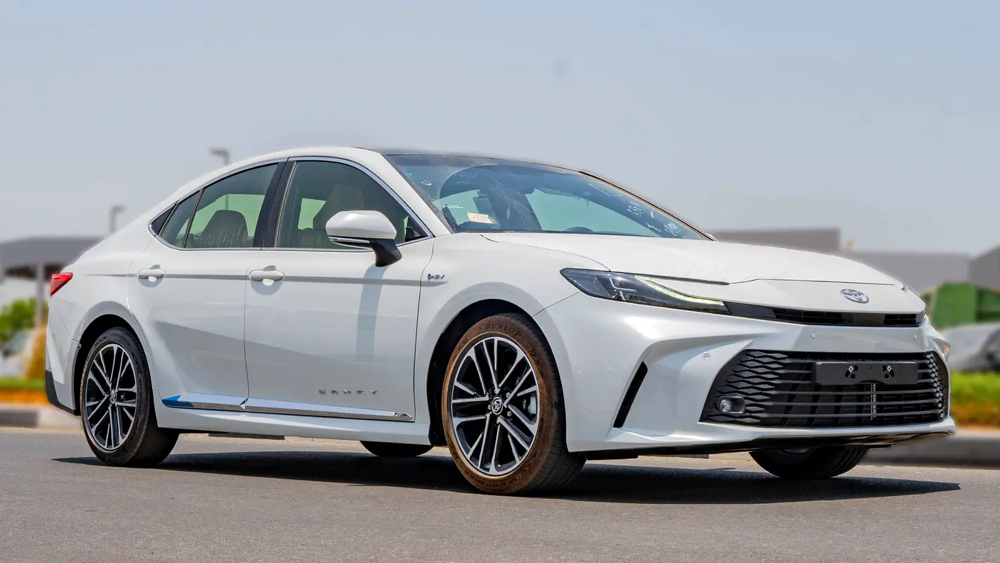 Toyota Camry 2026 — photo 1 of 19