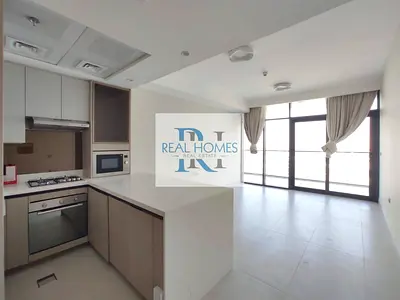 Spacious and Bright Unit | Fitted Kitchen | Modern