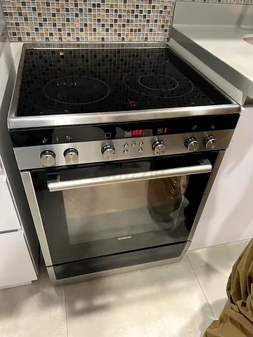 Siemens Ceramic Cooking Range 4 hoobs , DELIVERY + WARRANTY