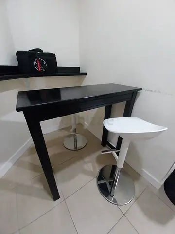 1 Slim black bar table with 2 white adjustable stools