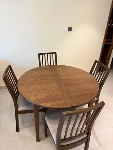 Solid Extendable Wood Round Extendable Dining Table with 4 Chairs - Good Condition