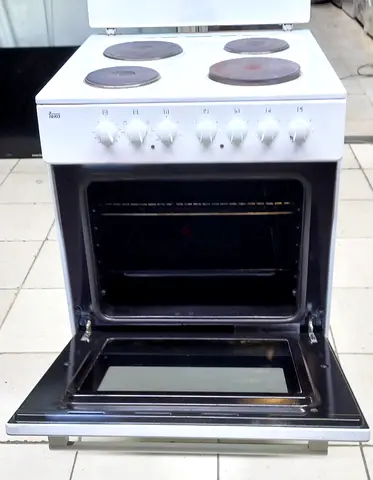 White Freestanding Electric Cooker with Oven and 4 Burners - Used