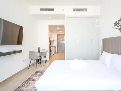 Marina Skyline View | High Floor | Bright studio