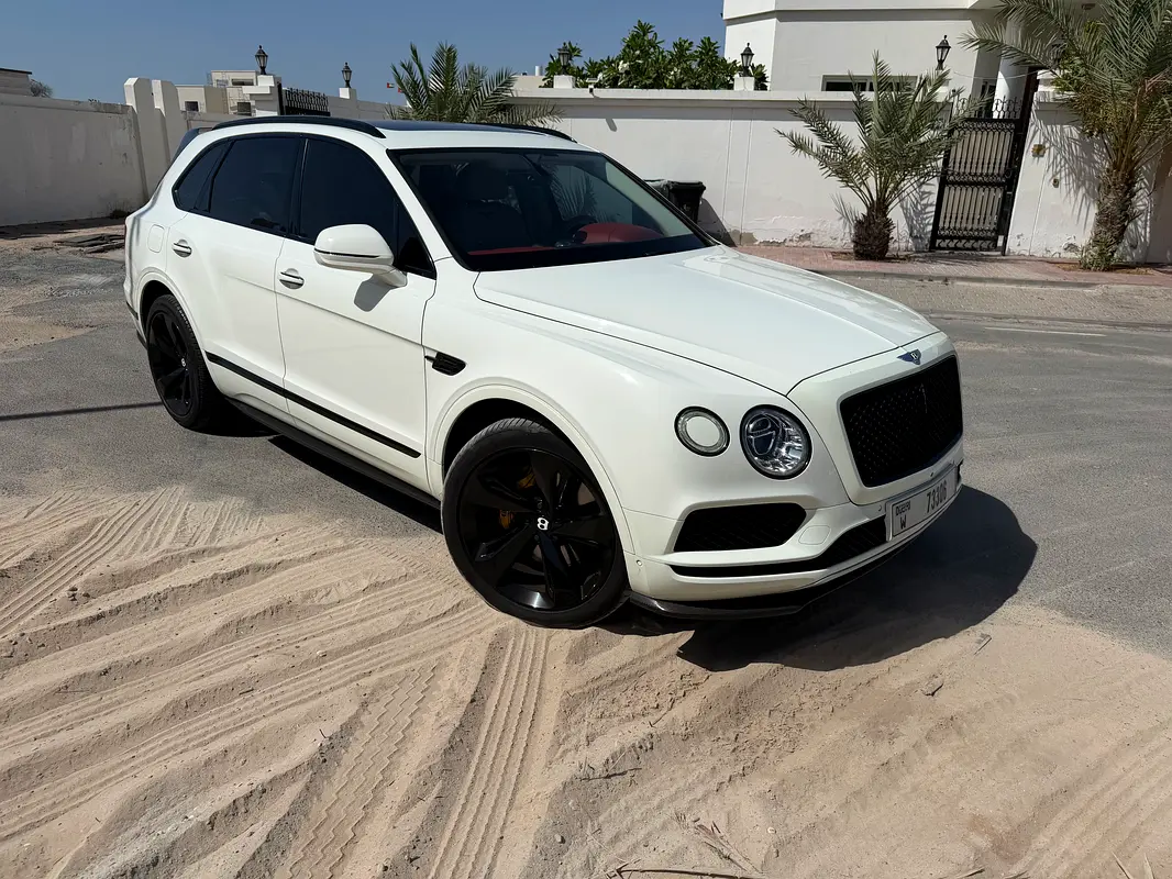 Bentley Bentayga 2019 — photo 1 of 9