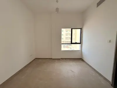 One bedroom apartment with living room, first tenant, modern finishing, sea view, free sandy parking, central air conditioning.