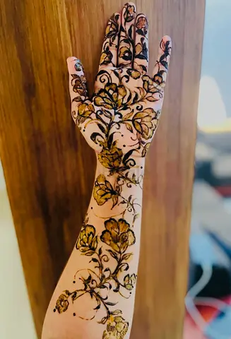 Bridal henna artist