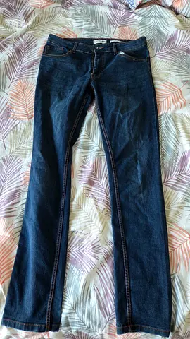 Dark blue women’s straight-leg jeans, size M (good condition)