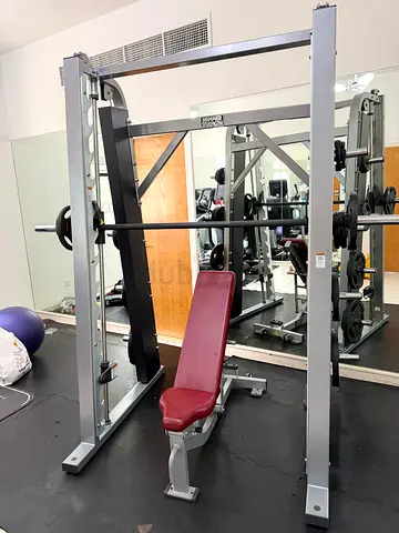 Hammer strength smith machine with weights and bench