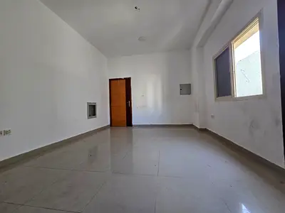 Separate kitchen, family building, central air conditioning, large area, regular maintenance provid