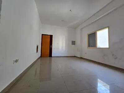 مطبخ شبه منفصل_تكييف مركزي_مساحه مناسبه جداا_بنايه جديده وعائلات_موقع حيوي