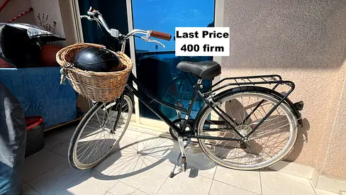Classic Dutch-style Cruiser City Bicycle with Front Basket and Helmet - Good Condition