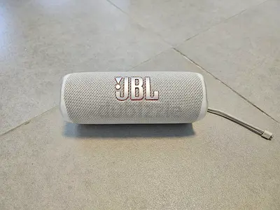 JBL Flip 6 / Portable Bluetooth Speaker - White