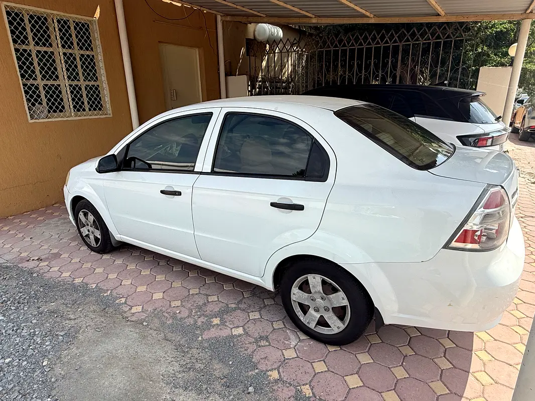 Chevrolet Aveo 2013 — photo 1 of 2