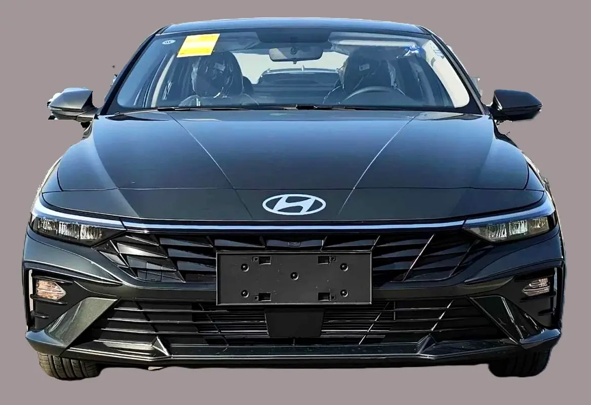Hyundai Elantra 2025 — photo 1 of 4