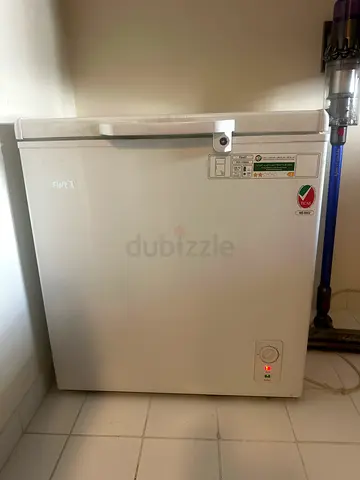 Small chest freezer / deep freezer - compact white unit (used)