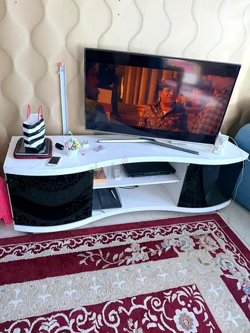 Samsung 40-43 inch Smart LED TV on Stand - Good Working Condition