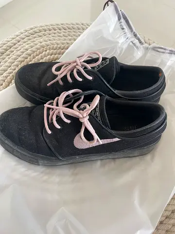 Black casual Nike sneakers with pink laces, size UK 5