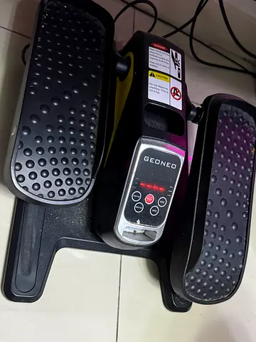 Compact Mini Stepper with Remote — Lightly Used جهاز تنشيط الركبة والقدمين ذاتي الحركة