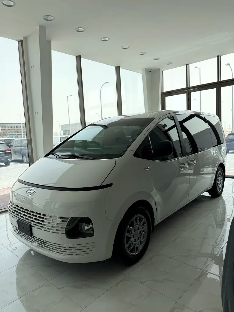Hyundai Staria 2022 — photo 1 of 10