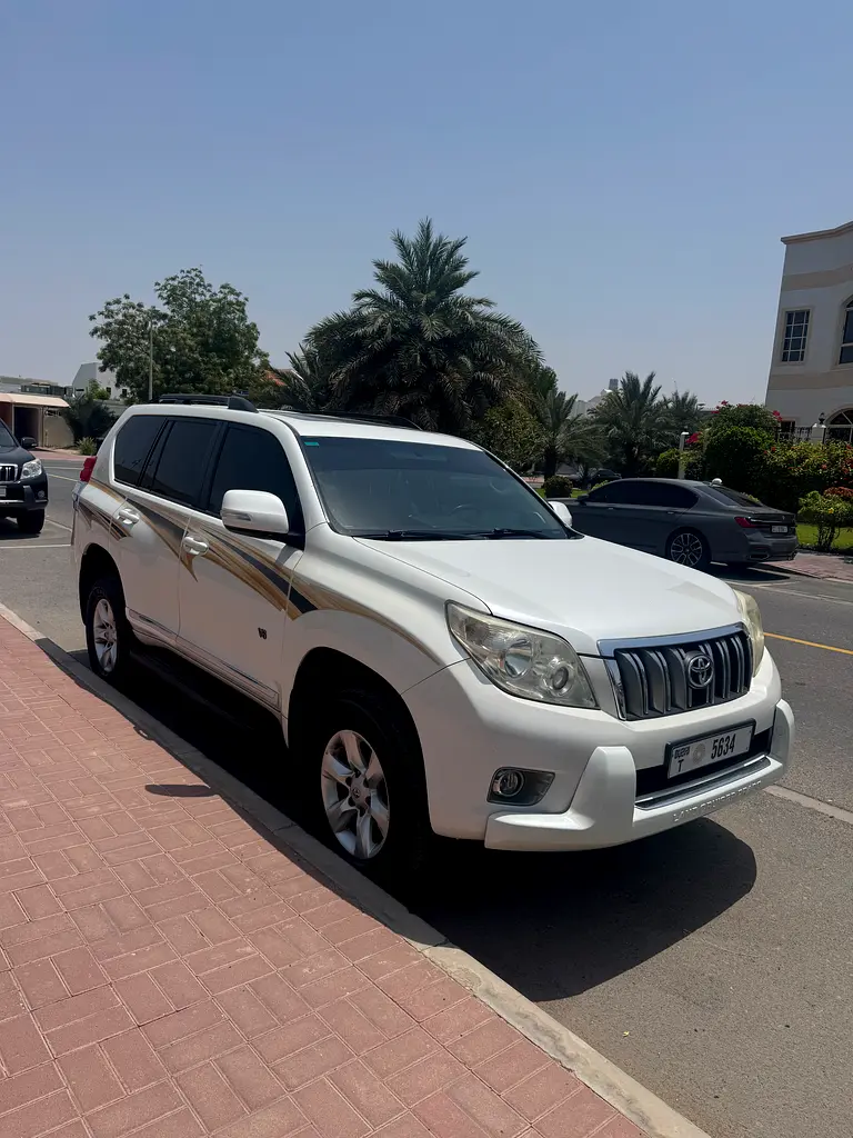 Toyota Prado 2010 — photo 1 of 15