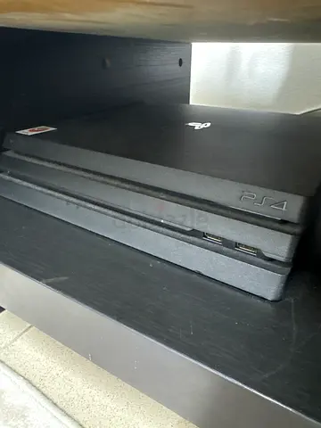 Ps4 pro (1 tb) flawless condition