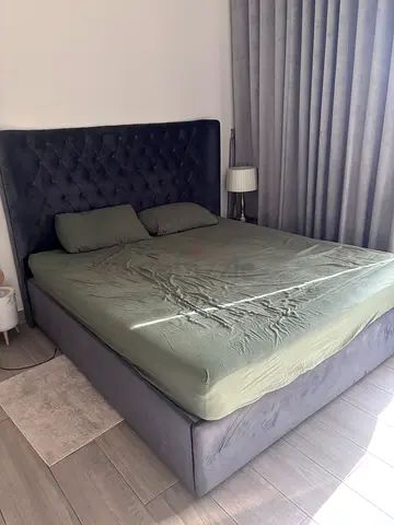 King upholstered bed with tufted headboard - blue
