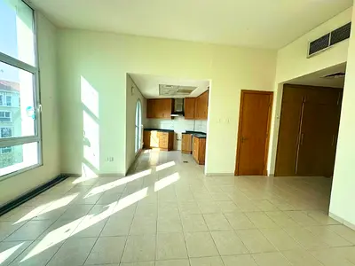 L Shape Studio| Vacant | Few steps from Metro